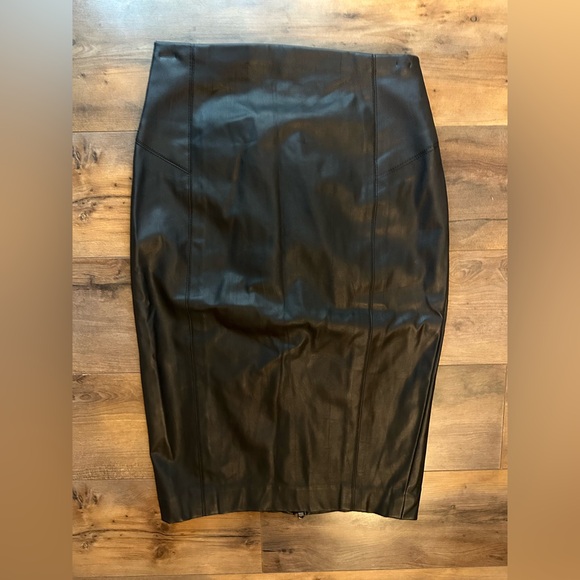 EXPRESS Faux Leather Pencil Skirt | l 00 | Black Zip-Back – Fall & Winter Staple - Picture 3 of 5